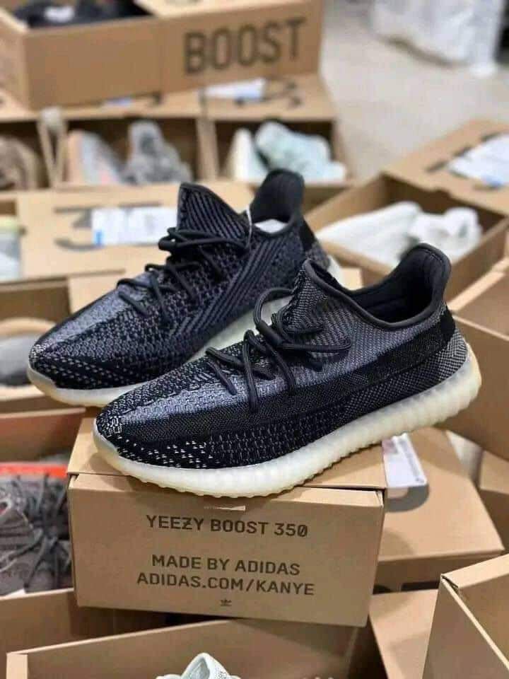 Yeezy Shoes Pallet - Image 2